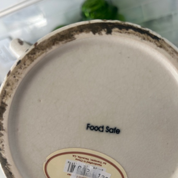 Red Robin ceramic pitcher - Picture 4 of 4